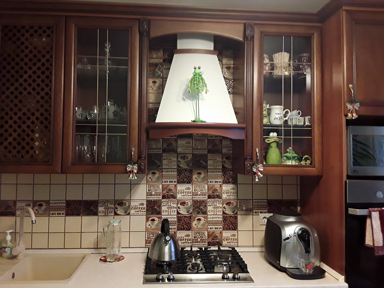 фото:Кухня с ароматом кофе, улочкой и фонарем