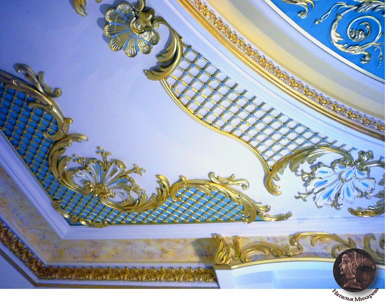 фото:Голубая гостиная. Ручная роспись потолка и декора стен