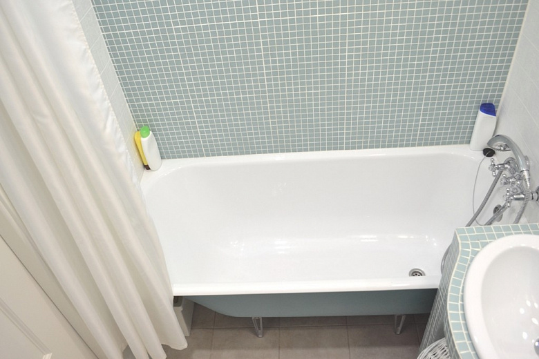 фото:Ванная комната, островок цвета в белом-белом доме