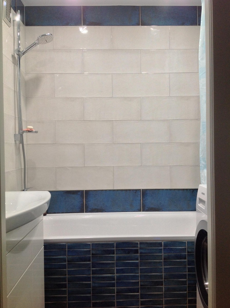 фото:Бело-синяя ванная