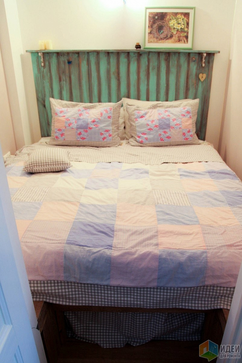 фото:Маленькая цветная квартира: спальня и санузел