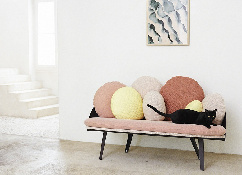 фото:Подушки с диваном