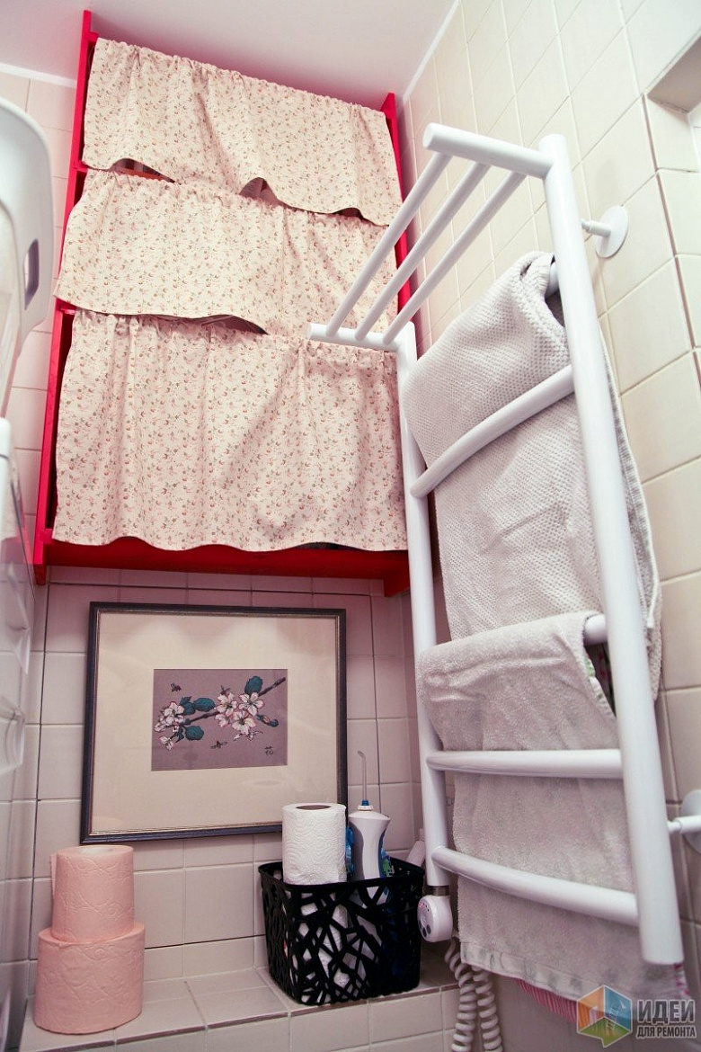 фото:Маленькая цветная квартира: спальня и санузел