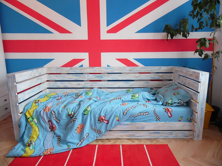 фото:Кровать из дощечек своими руками :)