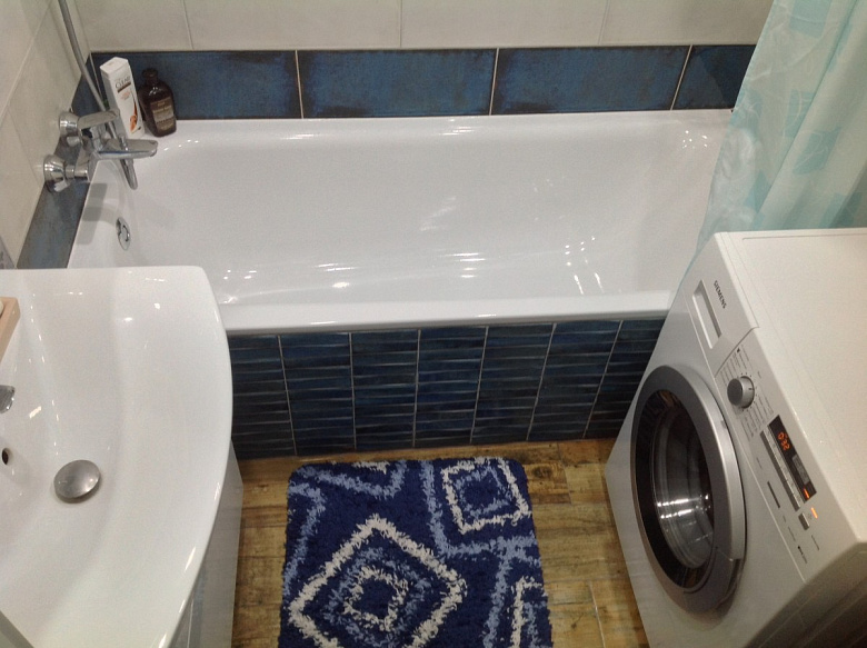 фото:Бело-синяя ванная