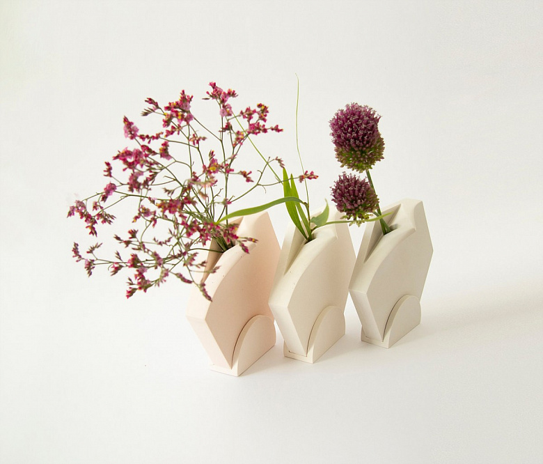 фото:Настенные вазы: цветы среди камней