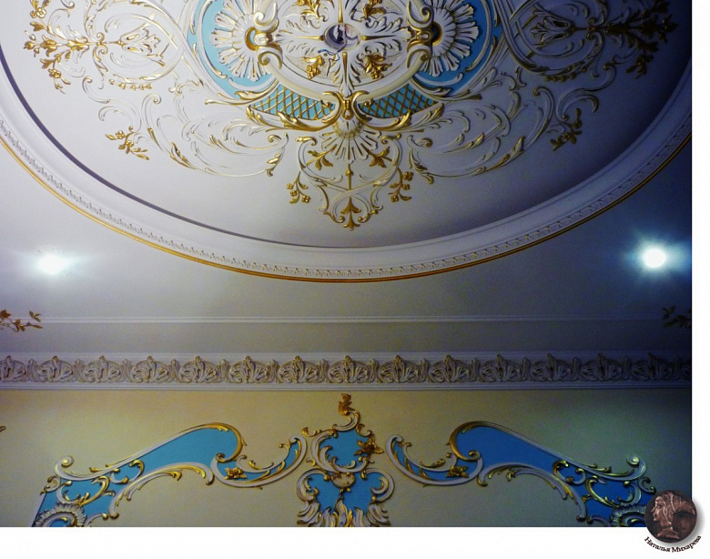 фото:Художественная роспись стен и лепнины в гостиной