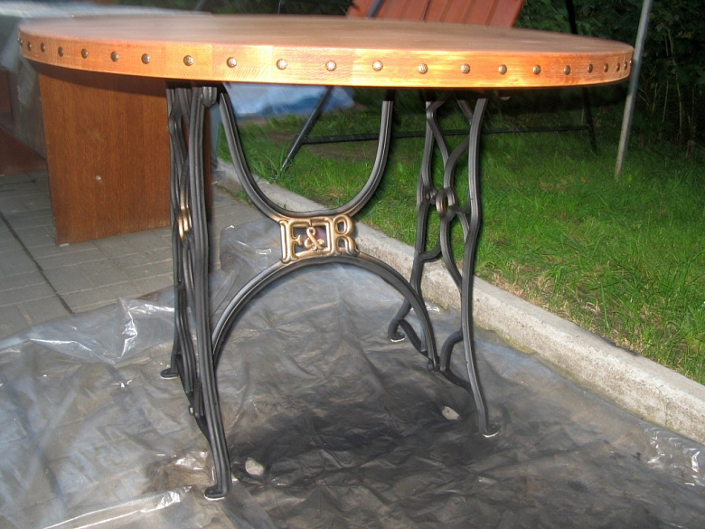 фото:Стол из старой швейной машинки