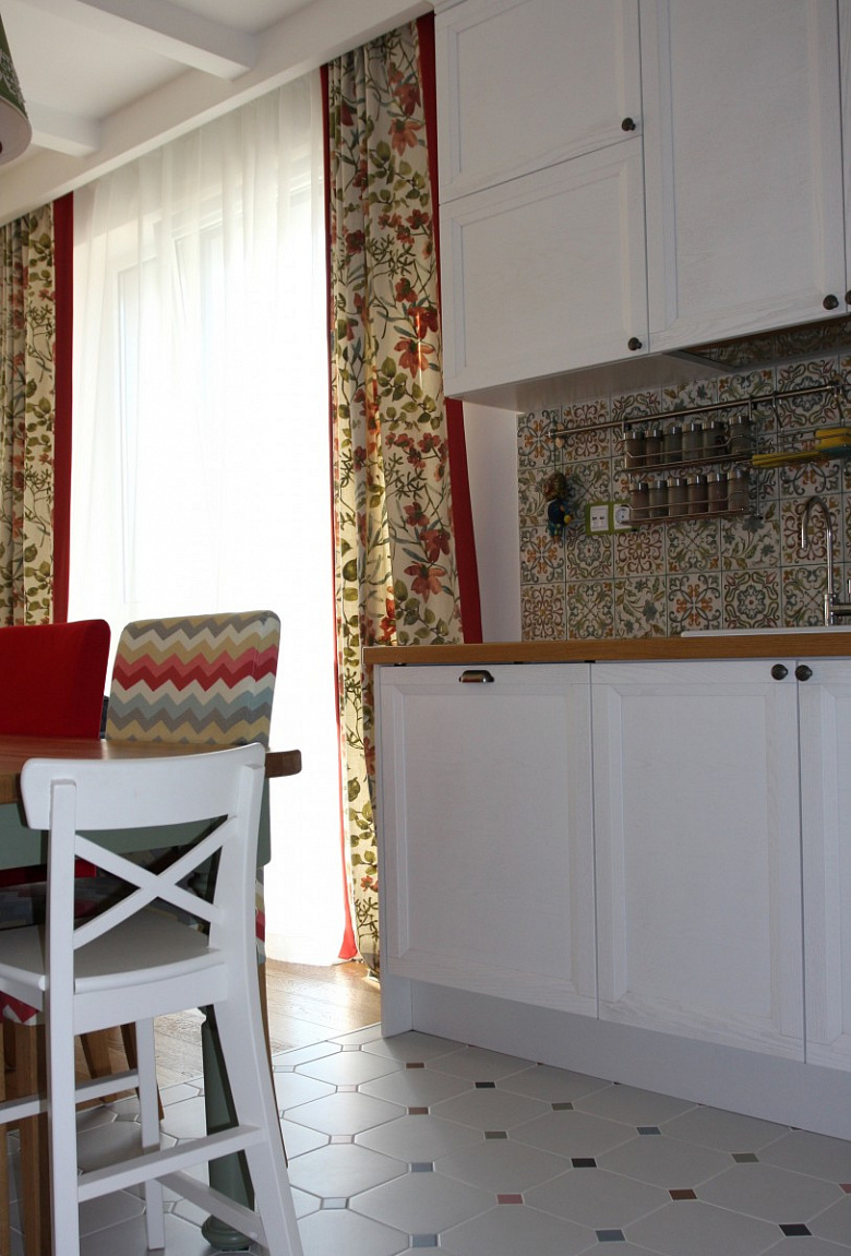 фото:Светлая квартира с панорамными окнами - часть 2. Кухня