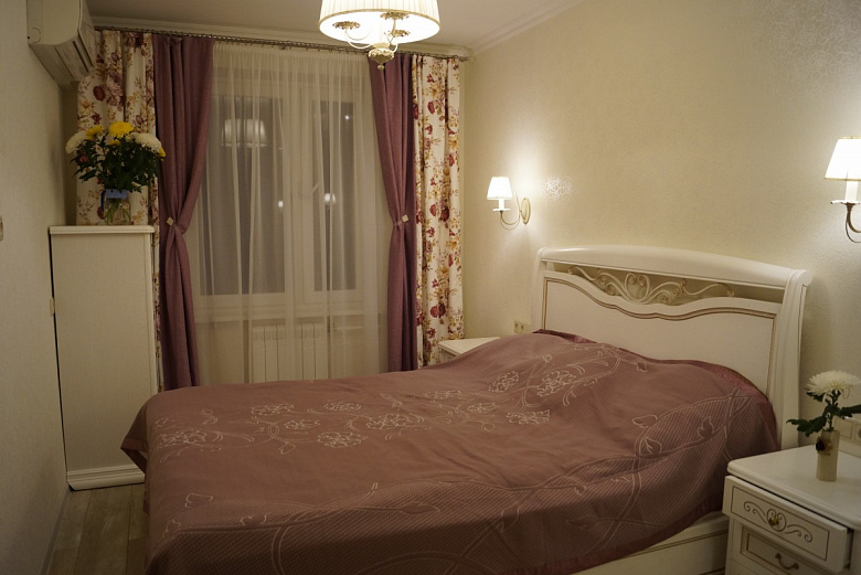 фото:Очередная белая квартира с цветными вкраплениями. Спальня.
