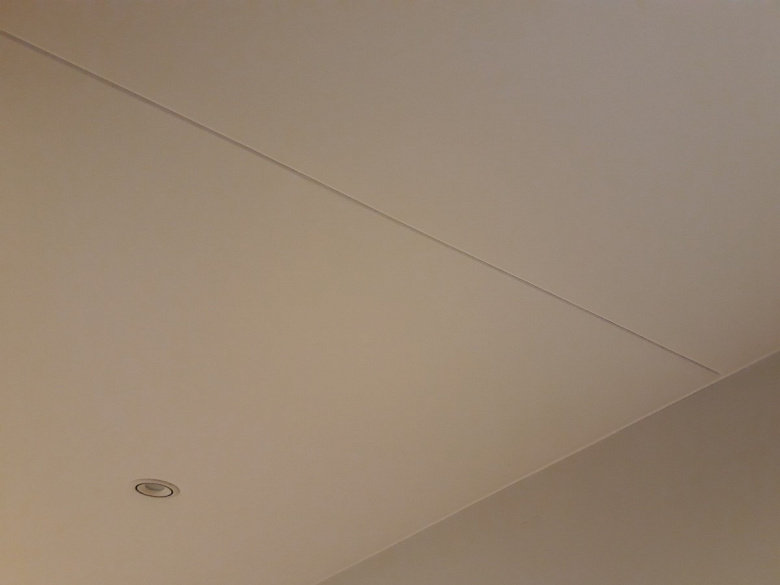 фото:Натяжной потолок в совмещенной гостиной и коридоре