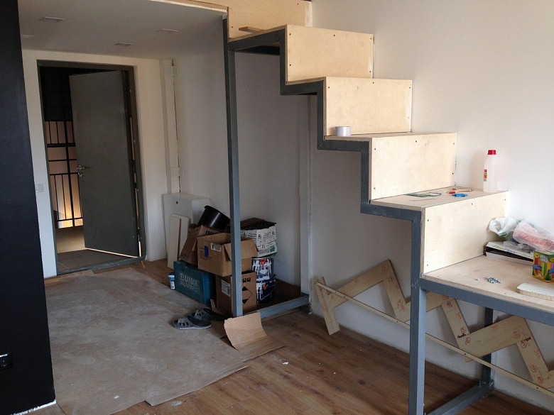 фото:Возводим лестницу в квартире. Типичная ошибка. Как ее избежать и сэкономить.
