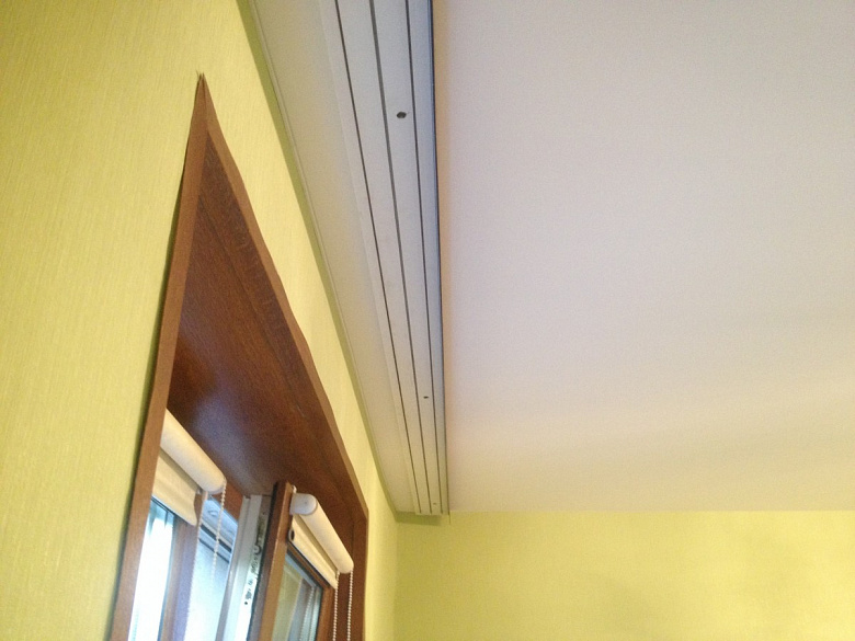 фото:Натяжной потолок с потолочным карнизом (2)