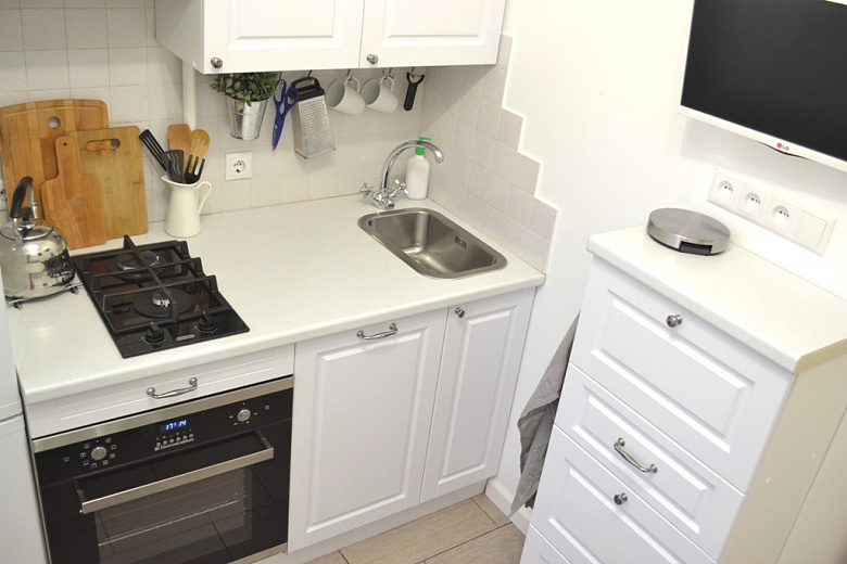 фото:Белая кухня в белом-белом доме, или как вместить невместимое