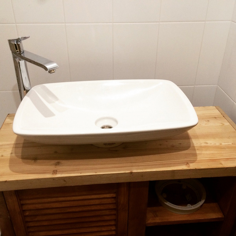фото:Косметический ремонт и оригинальная тумба для ванной из массива