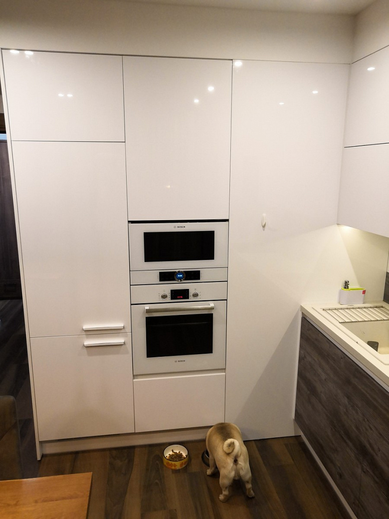 фото:Белая кухня с телевизором - минимализм с элементами лофт