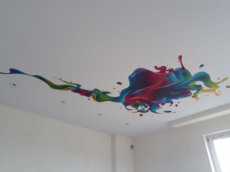 фото:Рисунок абстракция на натяжном потолке