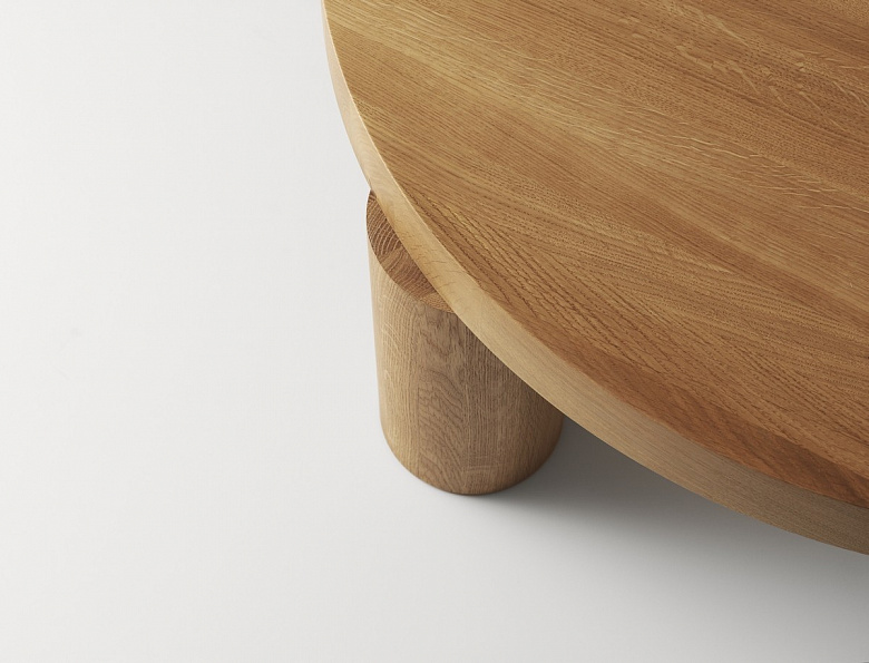 фото:Два абсолютно непохожих деревянных стола