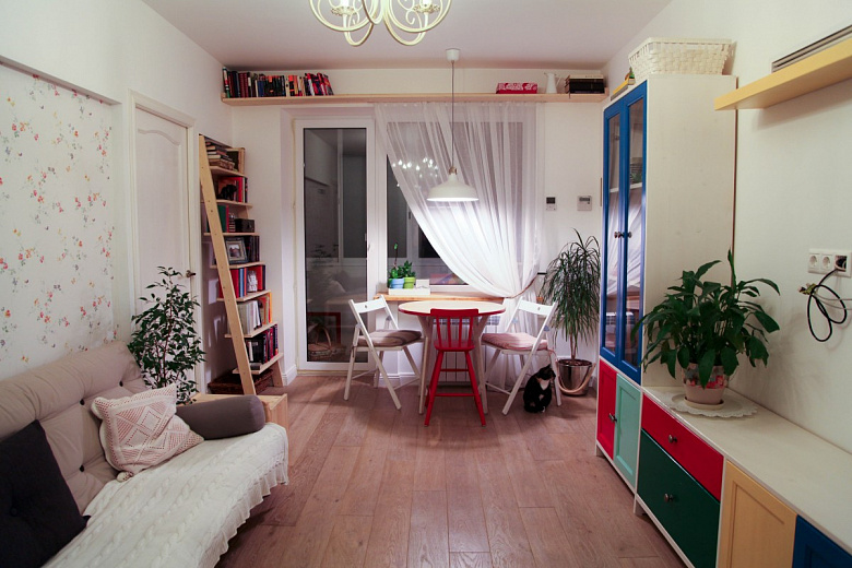 фото:Маленькая цветная квартира: коридор и гостиная