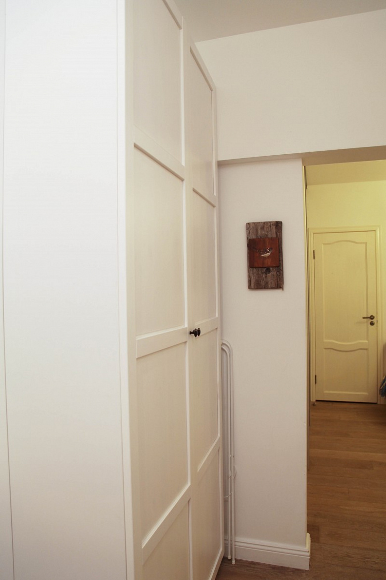 фото:Маленькая цветная квартира: коридор и гостиная