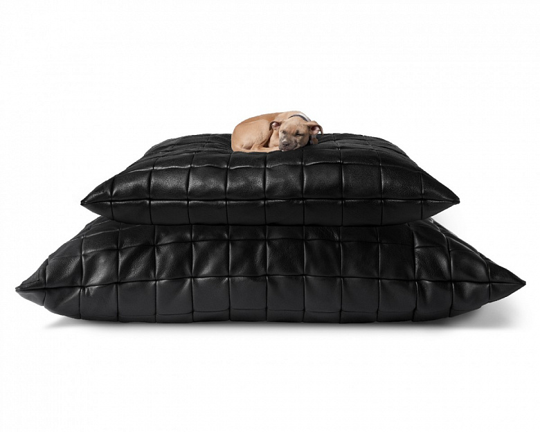фото:Подушка вместо кожаного дивана