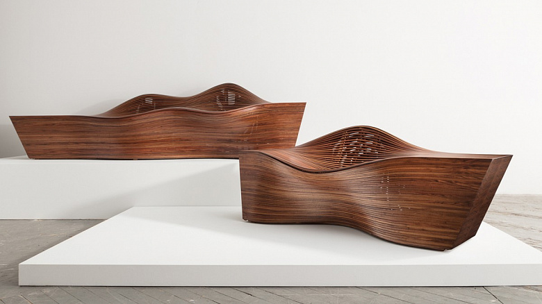 фото:Скамья из гнутого дерева: между мебелью и скульптурой