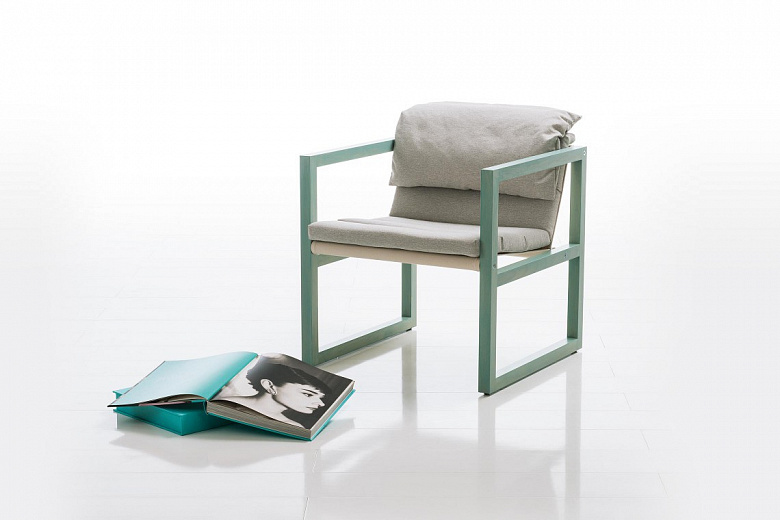 фото:Диван и кресло для отдыха – четкая геометрия