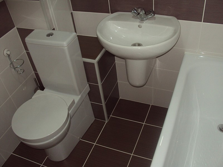 фото:Совмещенный санузел 2, 8 кв.м с ванной, раковиной, унитазом и стиральной машиной