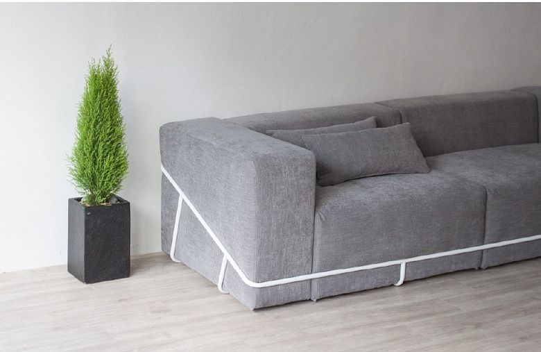фото:Минималистичный диван — подушки в рамке