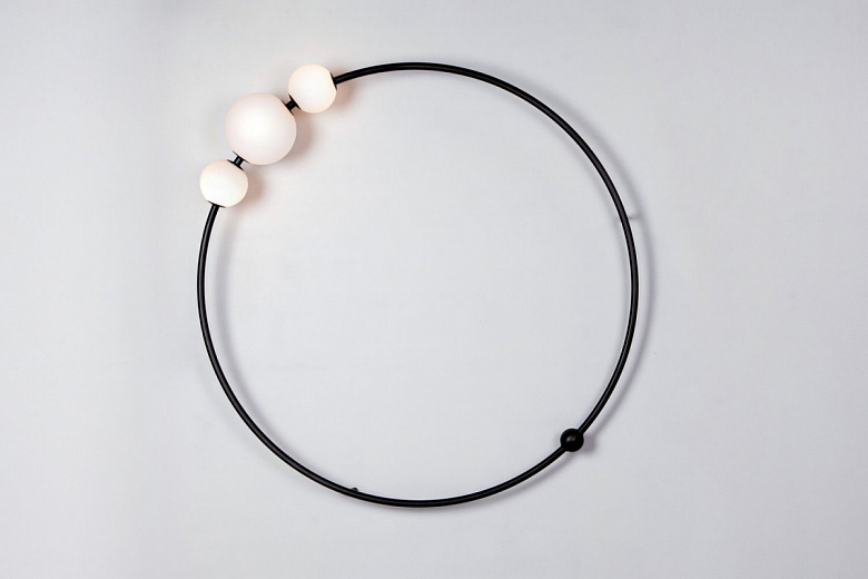 фото:Настенный светильник: ожерелье из лун