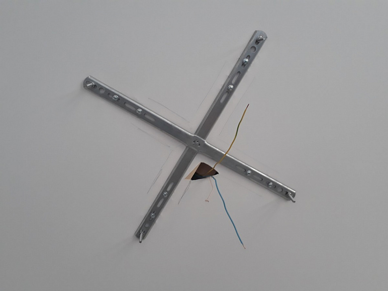 фото:Монтаж нестандартной потолочной люстры на натяжной потолок