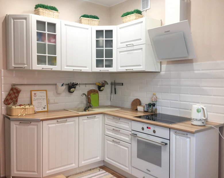 фото:Уютная белая кухня 11 кв м и куча лайфхаков, как сэкономить целое состояние