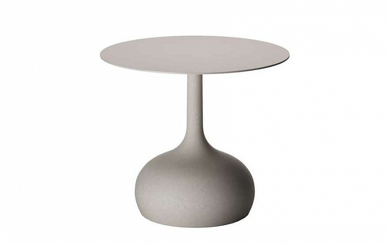 фото:Обеденный стол с бетонным основанием