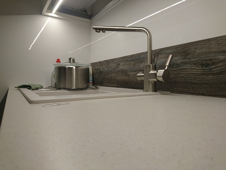 фото:Белая кухня с телевизором - минимализм с элементами лофт
