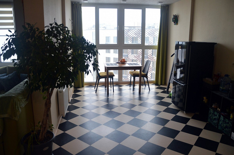 фото:Квартира с шахматным полом и пробкой
