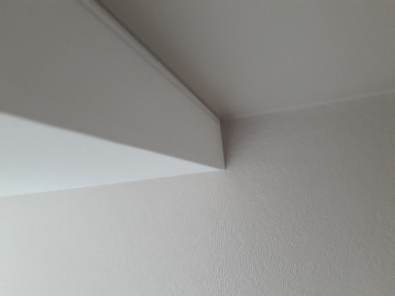 фото:Натяжной потолок со скрытым потолочным карнизом