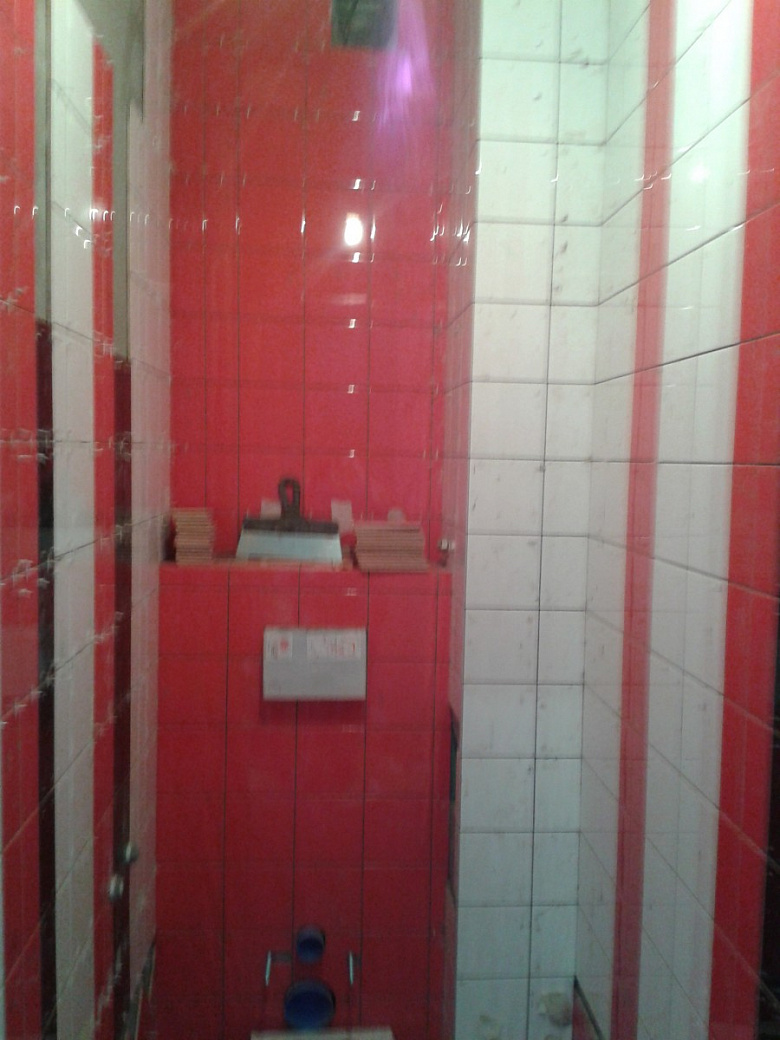 фото:Красно-бело-черная ванная комната и туалет