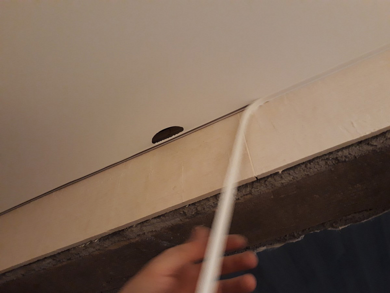 фото:Починить ПВХ потолок своими руками