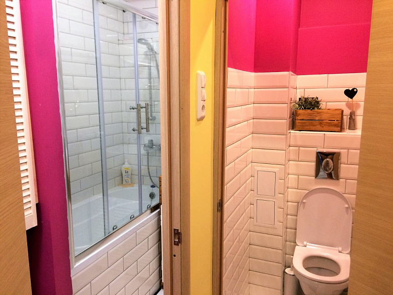 фото:Розовый туалет и ванная комната