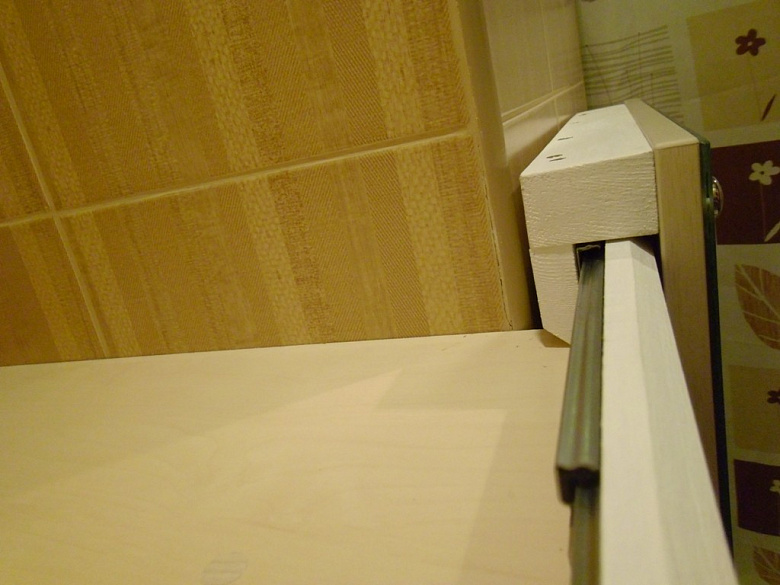фото:Нестандартный зеркальный шкафчик в санузел