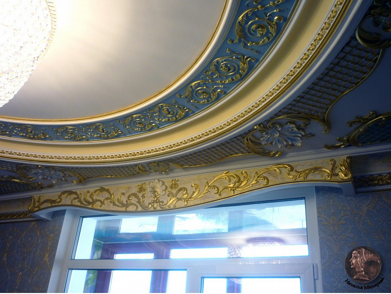 фото:Голубая гостиная. Ручная роспись потолка и декора стен