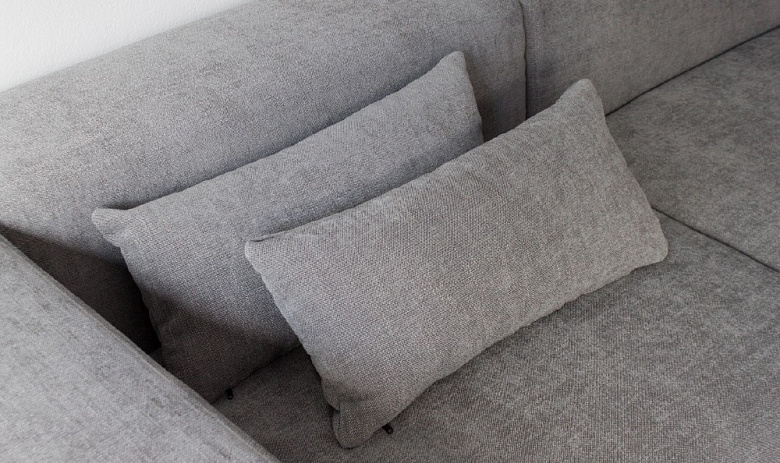 фото:Минималистичный диван — подушки в рамке