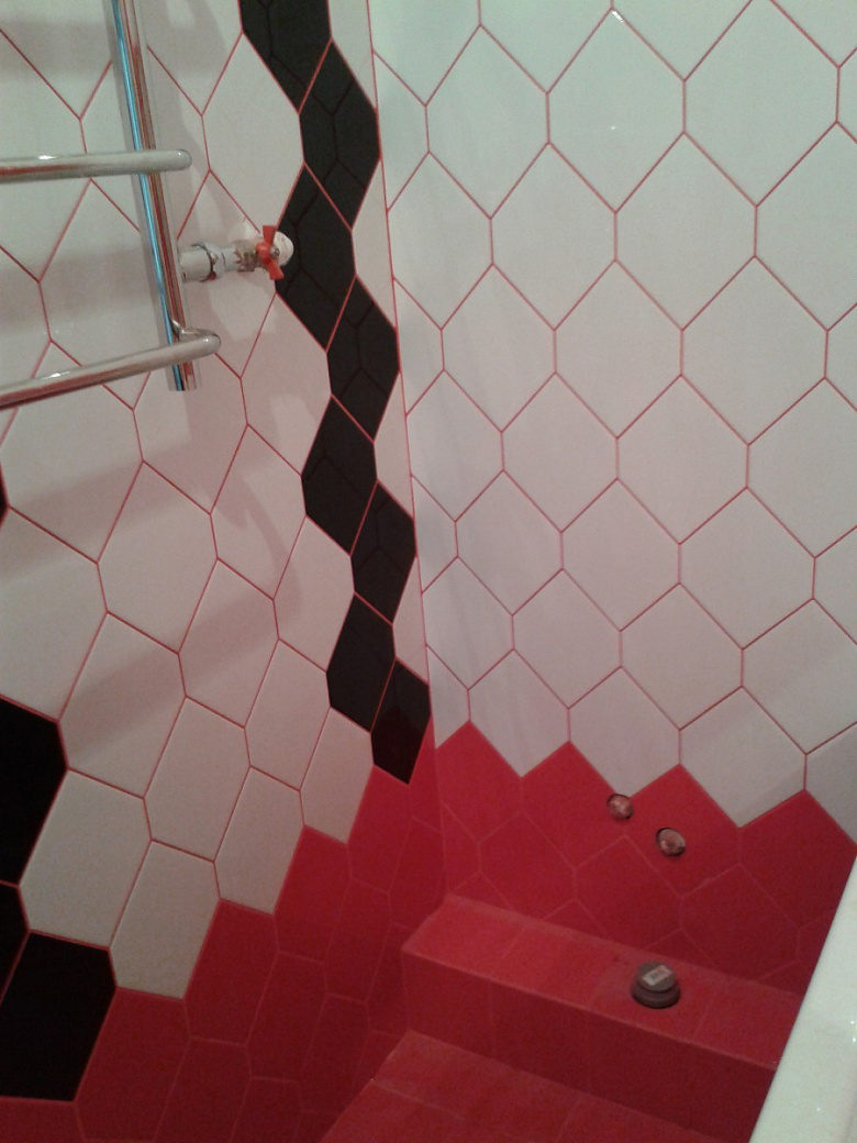 фото:Красно-бело-черная ванная комната и туалет