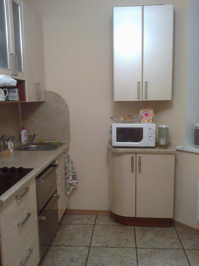 фото:Шторы и скатерть для бежевой кухни