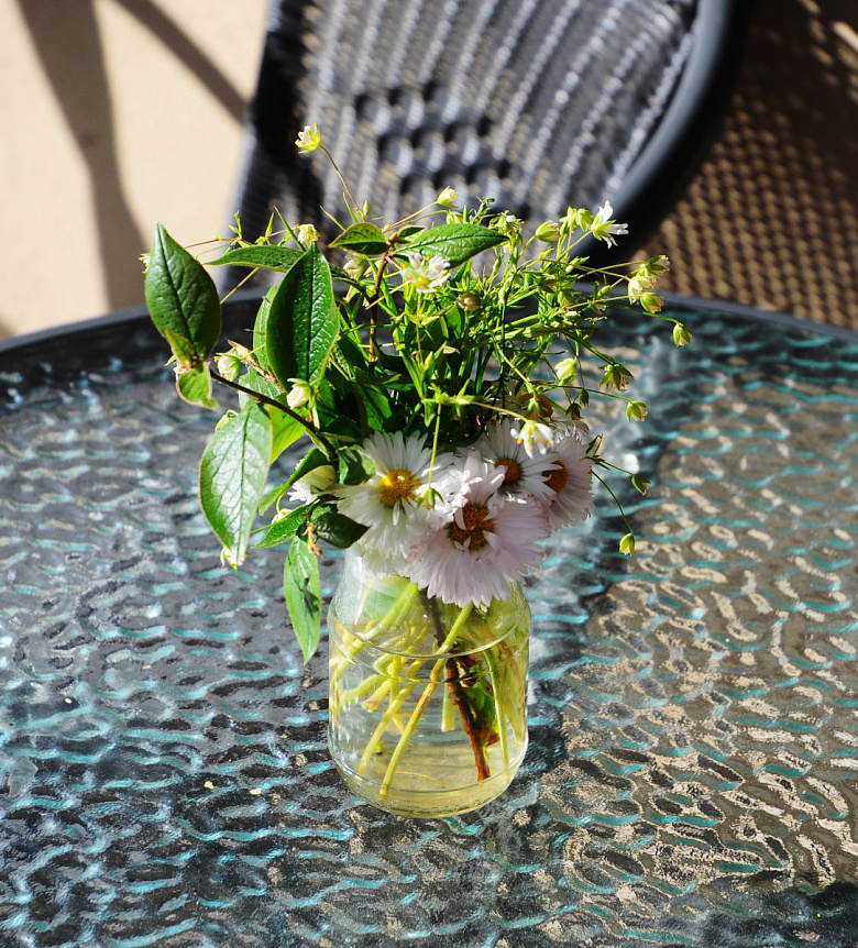 фото:Летний декор - цветы на столе