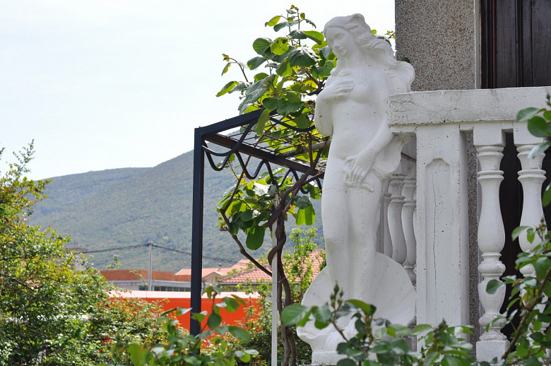 фото:Черногория: львы, мансарды и колонны