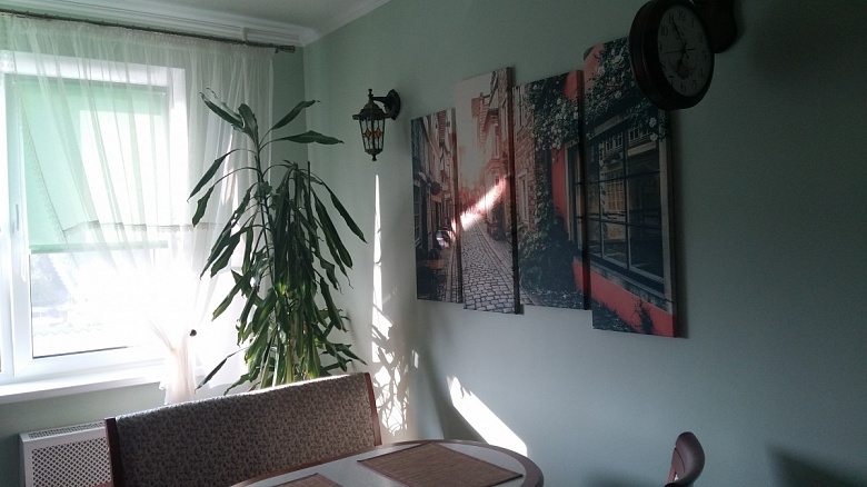 фото:Кухня с ароматом кофе, улочкой и фонарем