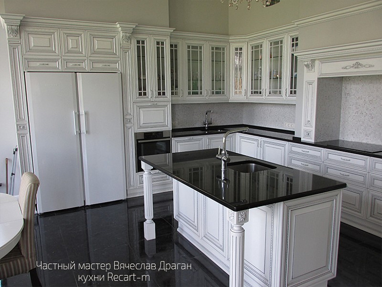 фото:Классическая белая кухня с патиной с порталом и островом в загородный дом