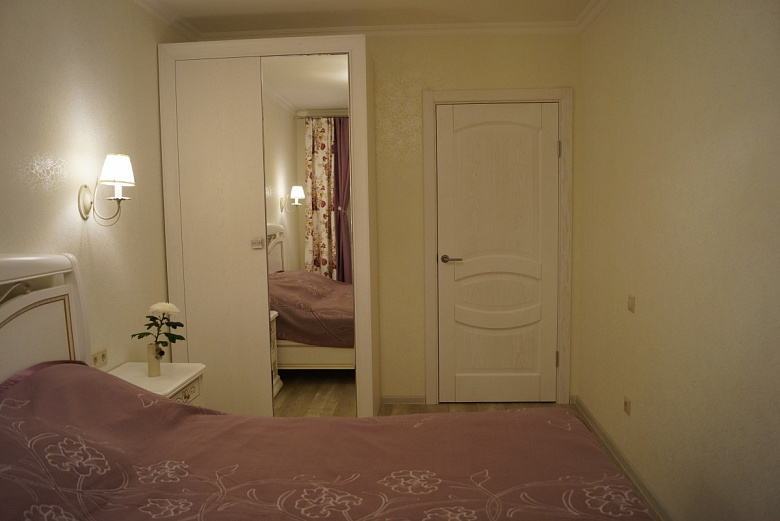 фото:Очередная белая квартира с цветными вкраплениями. Спальня.