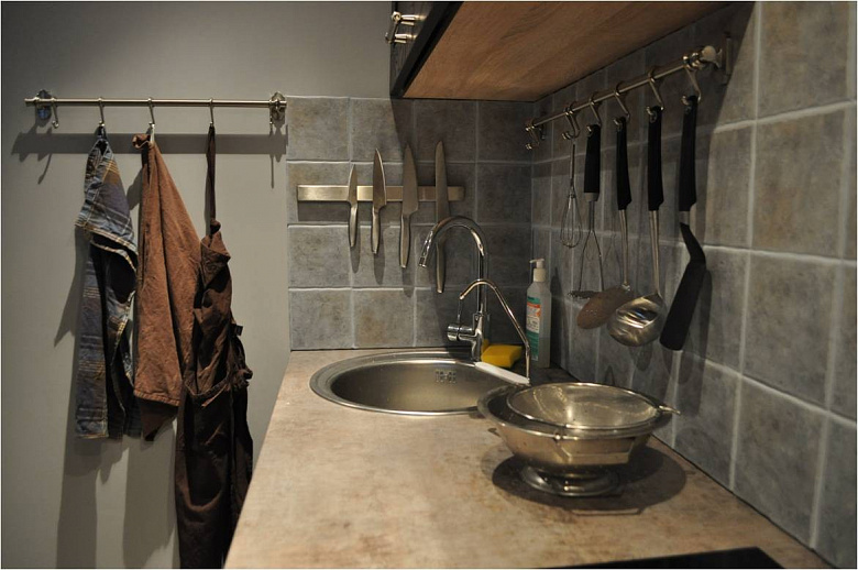 фото:Строгая кухня-столовая-гостиная в серых тонах